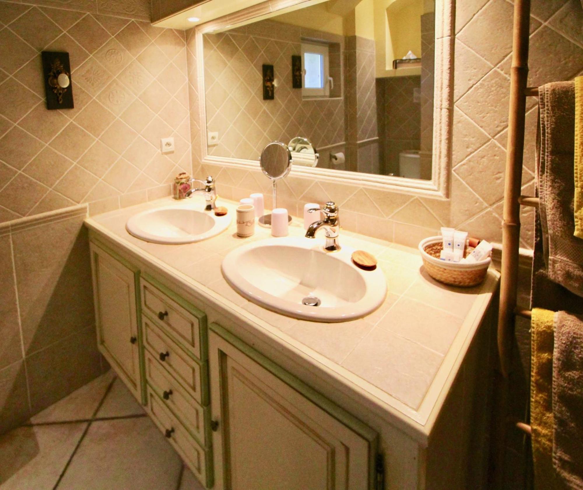 Fontaine Des Magnarelles Hotel Althen-des-Paluds Room photo