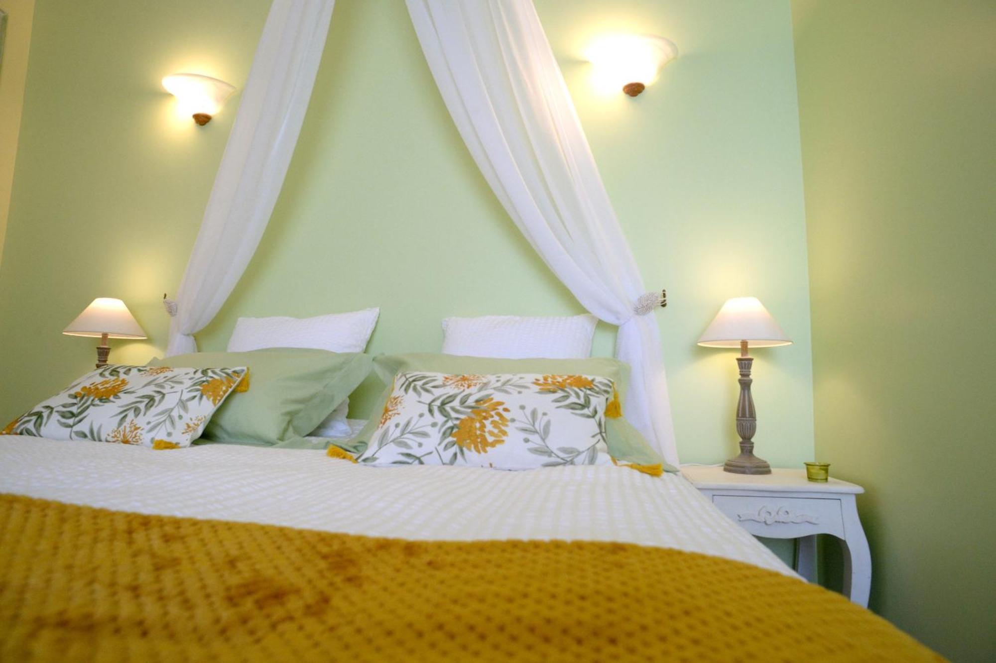 Fontaine Des Magnarelles Hotel Althen-des-Paluds Room photo